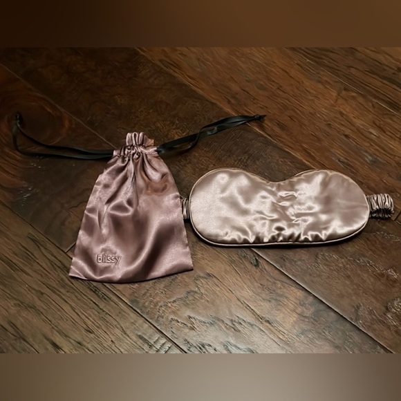 Bliss Plum Queen 100% Silk Sleep Mask New, no Box. Includes Pouch. Never Used. - Picture 4 of 6